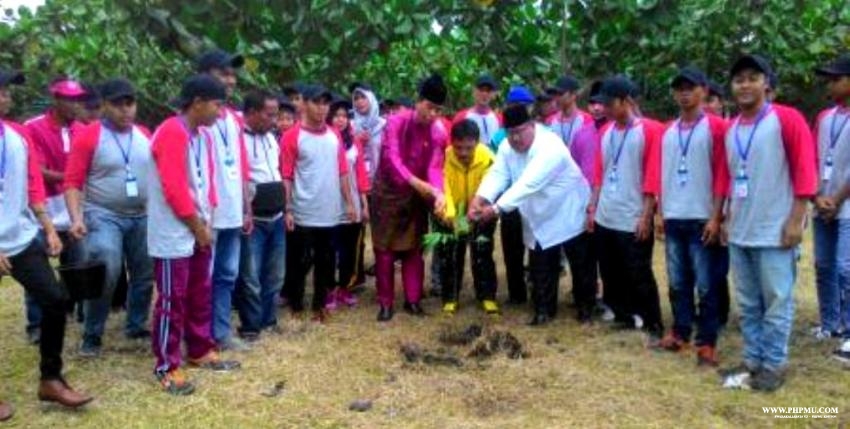 Foto bersama usai penanaman pohon