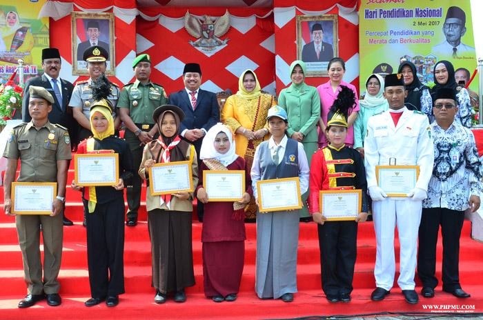 Bupati Amril bersama tamu undangan foto bersama usai mengikuti upacara peringatan Hardiknas di Lapan