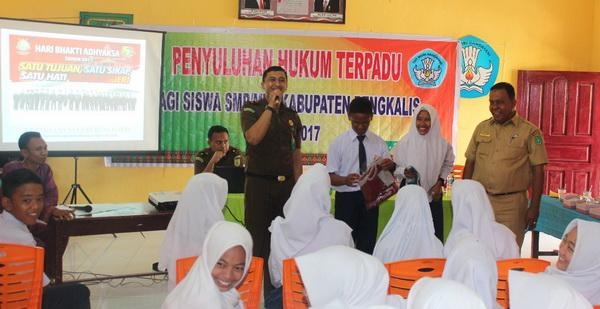 Kabid SMP Herwanto dan Jaksa Reza memberikan hadiah kepada peserta