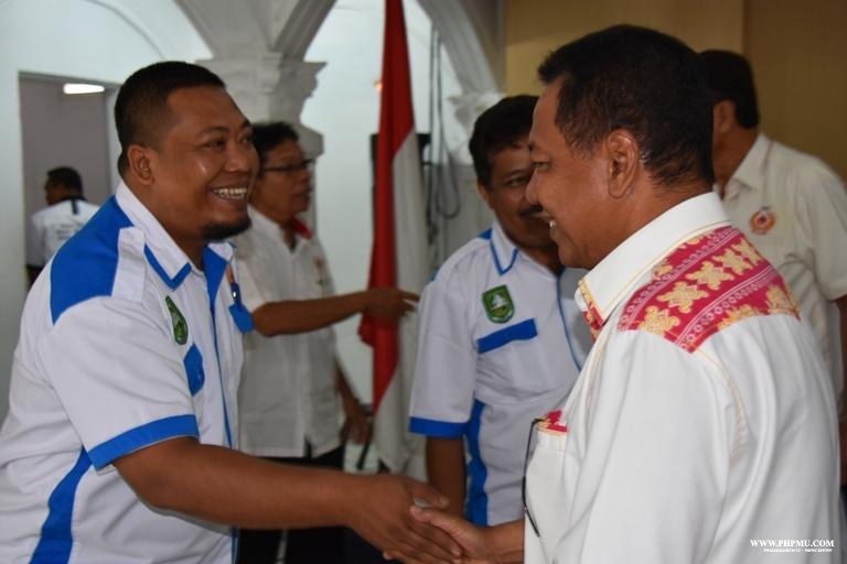 Ketua Pelaksana Rapat Anggota KONI, Syahrial bersalaman dengan Ketua KONI Riau, H Emrizal Pakis