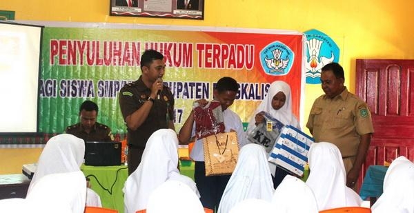 Jaksa Reza dan Kabid SMP Herwanto memberikan cenderamata kepada pelajar