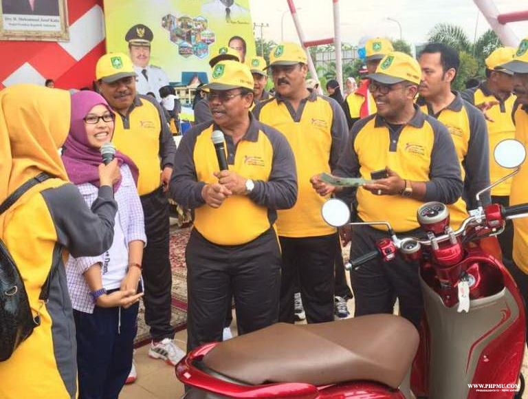 Plt Sekda Bengkalis Arianto didampingi Plt Kadisdik Edi Sakura dan sejumlah pejabat menyerahkan hadi